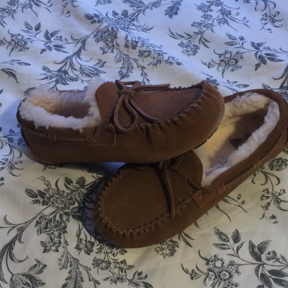 UGG KIDS DAKOTA MOCCASINS - Picture 5 of 6